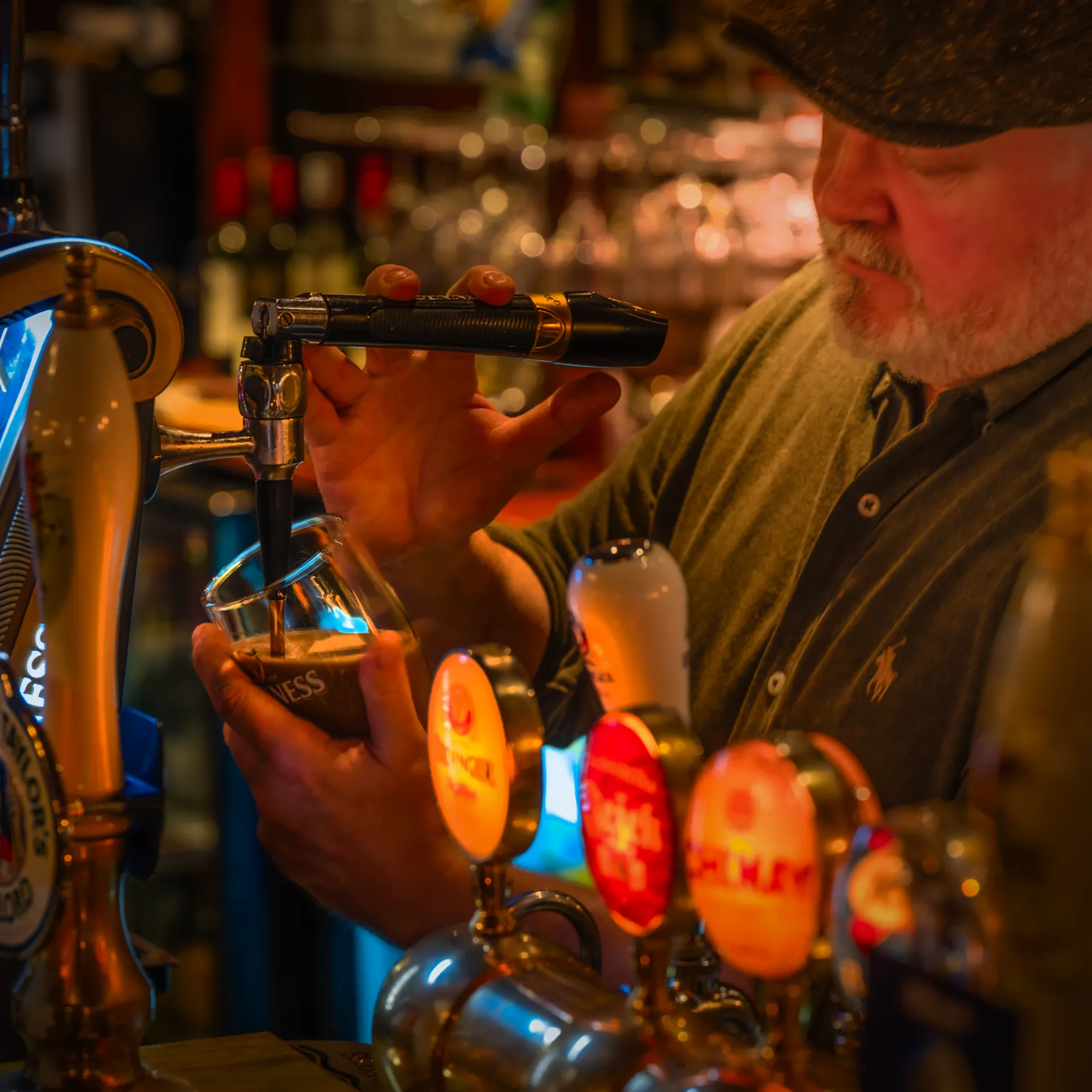 Niall pouring a perfect pint of Guinness ay O'Neill's Irish Pub & Restaurant in Uppsala.